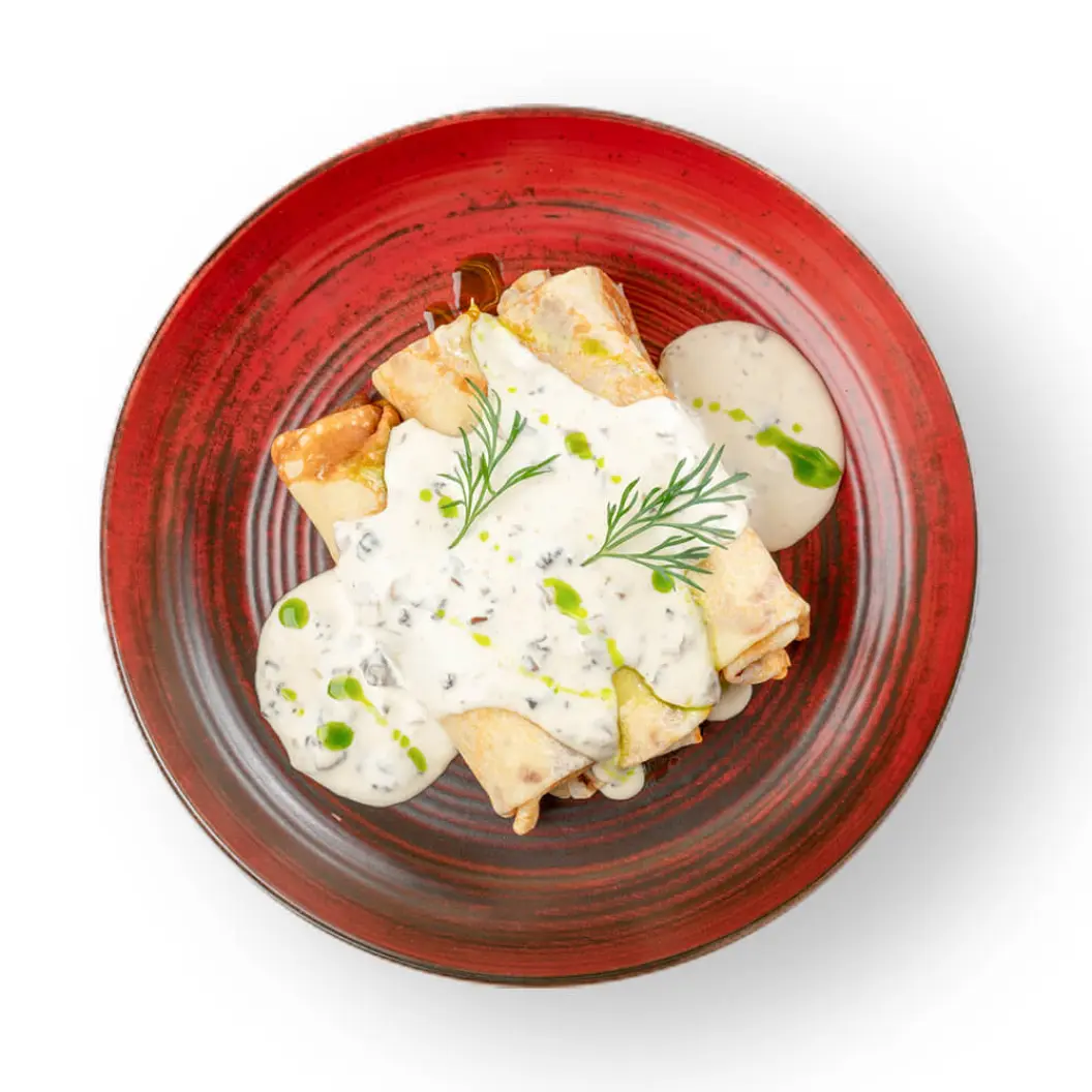 Бар Пряный Кролик: Блины с мясом и соусом бешамель из сморчков, вешенок и трюфельной пасты
