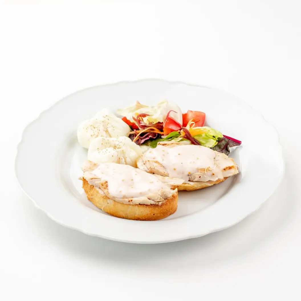 Frensis: Брускетты с куриной грудкой, яйцом и салатным миксом