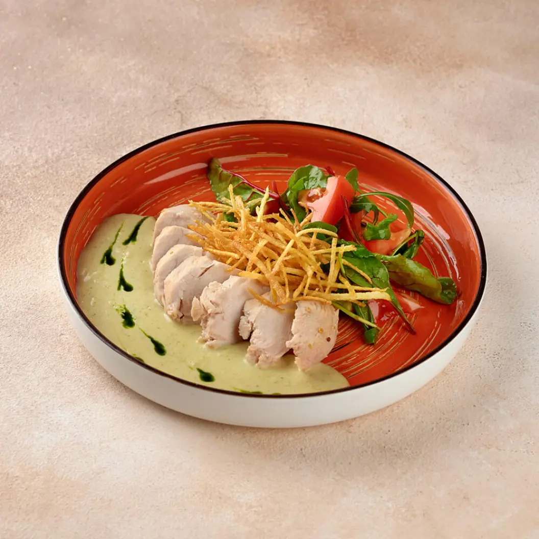 Кофейня Кофе Семь: Филе курицы с овощным салатом и муссом из брокколи