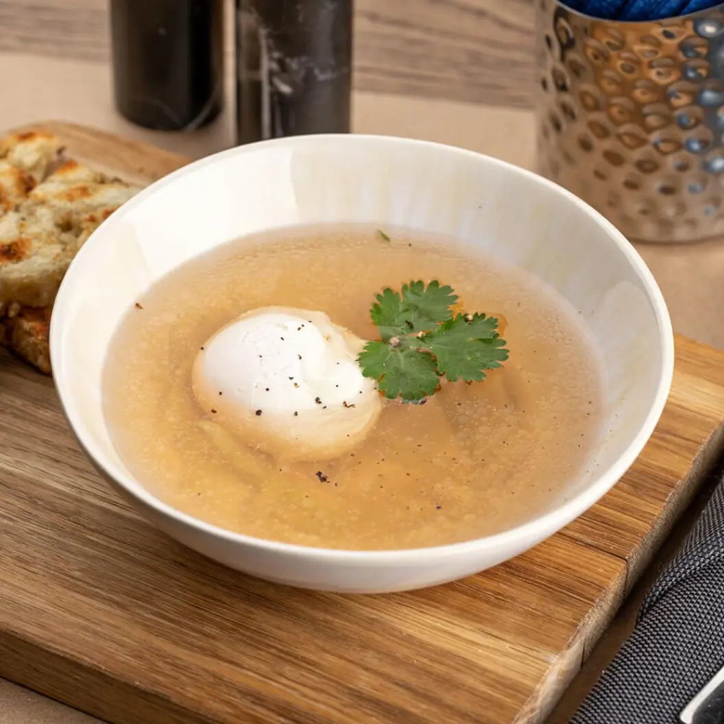 Ресторан Вино и Мясо: Куриный бульон с яйцом и луковым хлебом