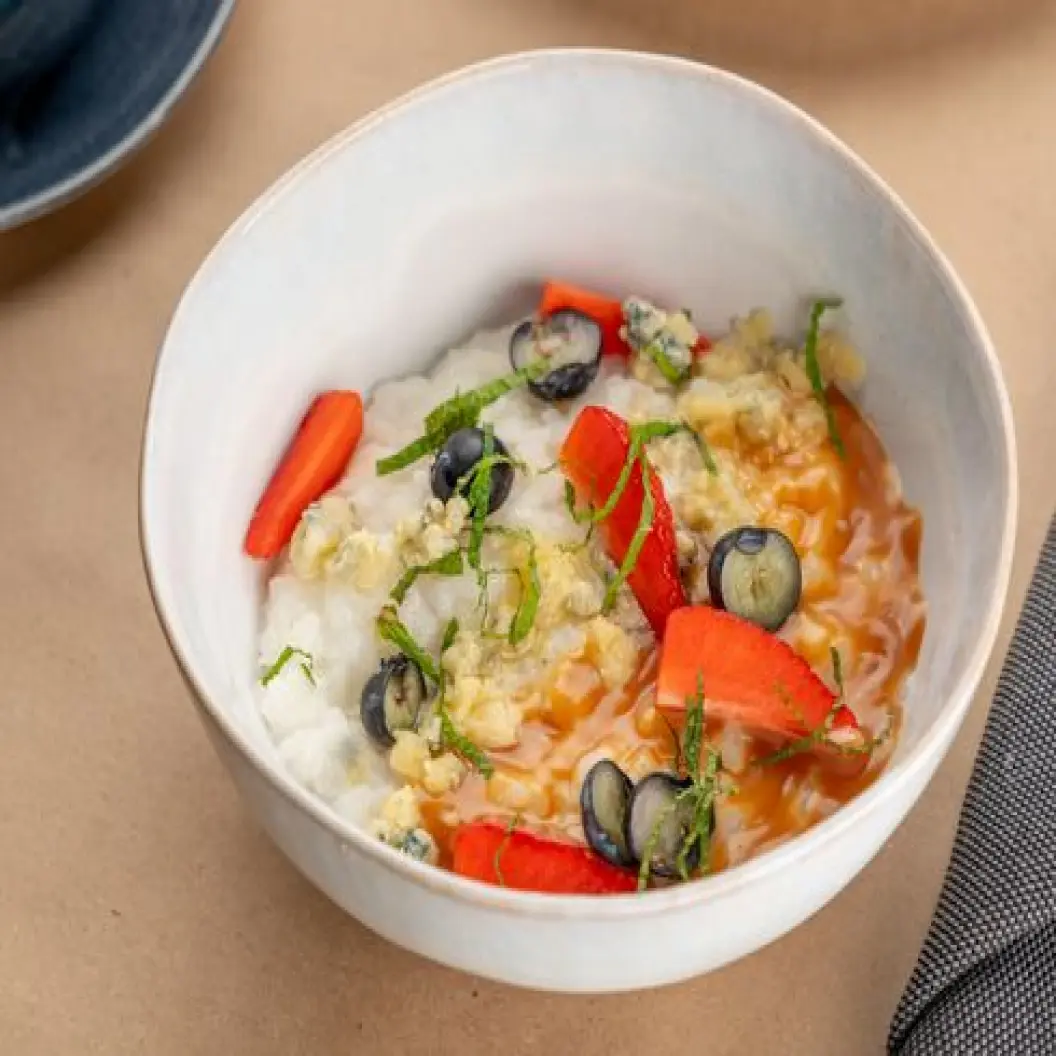 Ресторан Вино и Мясо: Рисовая каша с карамелью, ягодами и сыром с голубой плесенью