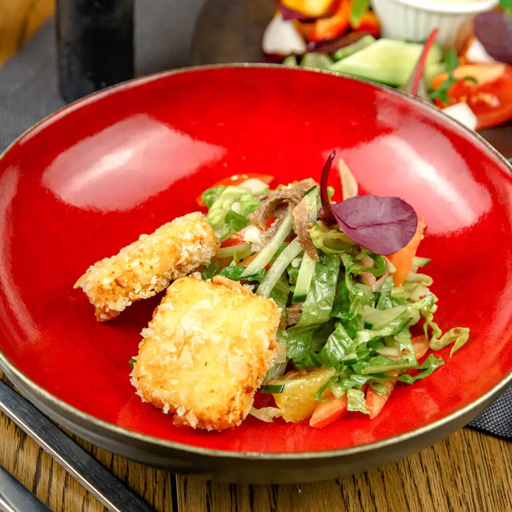 Ресторан Вино и Мясо: Салат с говяжьим языком и теплой фетой