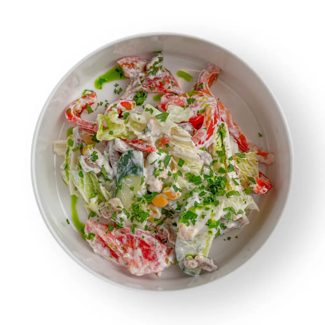 Пряный Кролик: Салат с жареным поросёнком и свежими овощами
