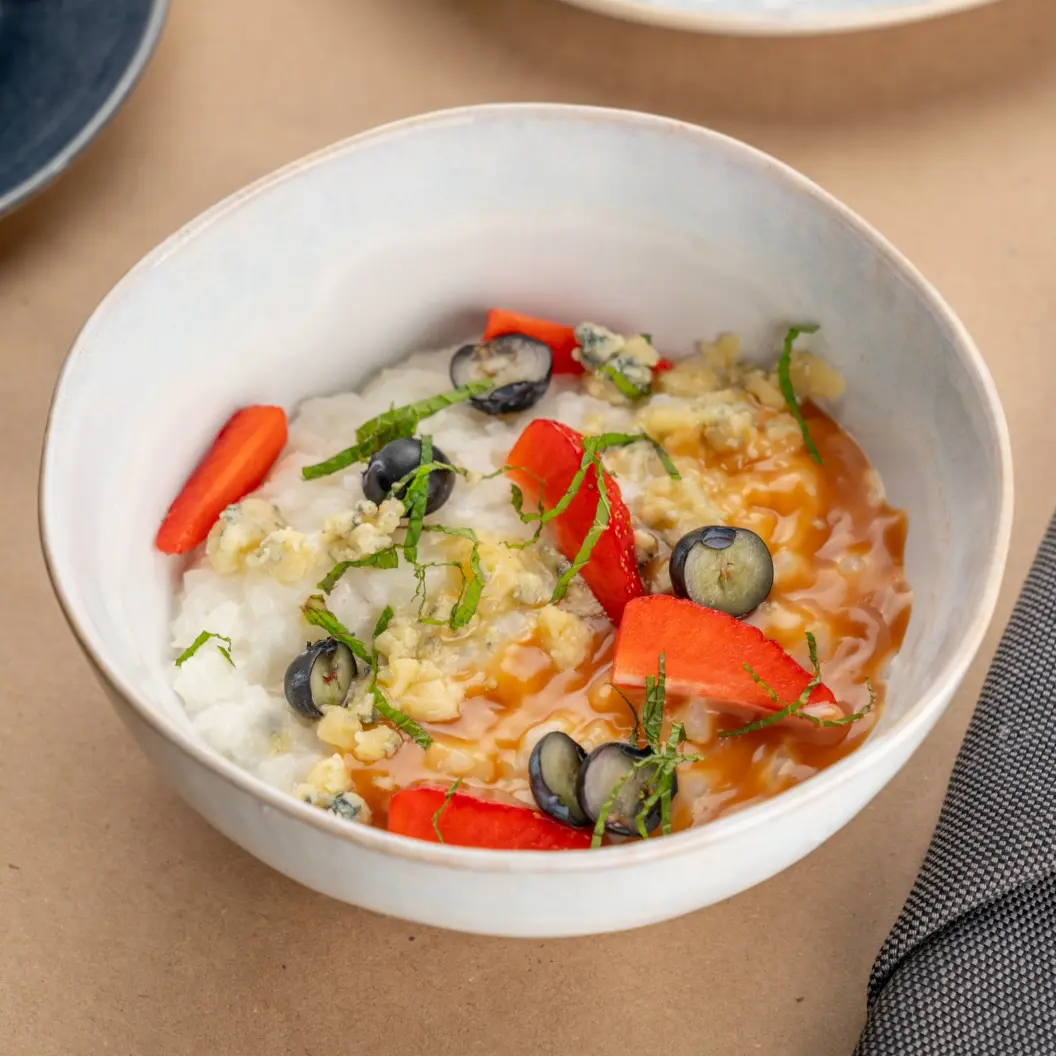 Вино и Мясо: Рисовая каша с карамелью, ягодами и сыром с голубой плесенью