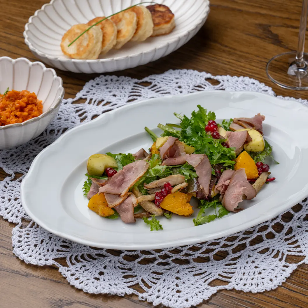 Вино и Мясо: Салат с копченой уткой, печеным яблоком, тыквой и брусникой