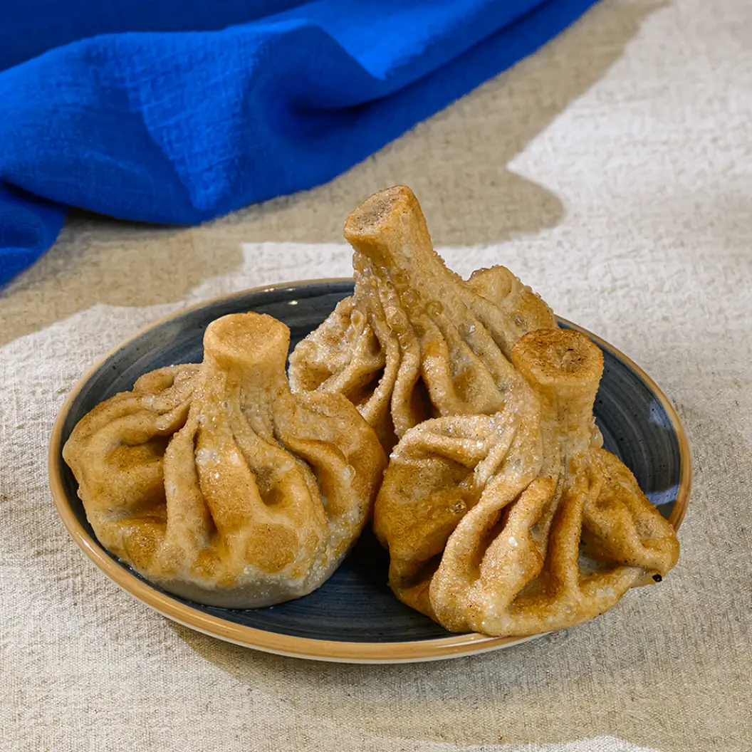Ялта: Жареные хинкали с курицей, грибами и сыром