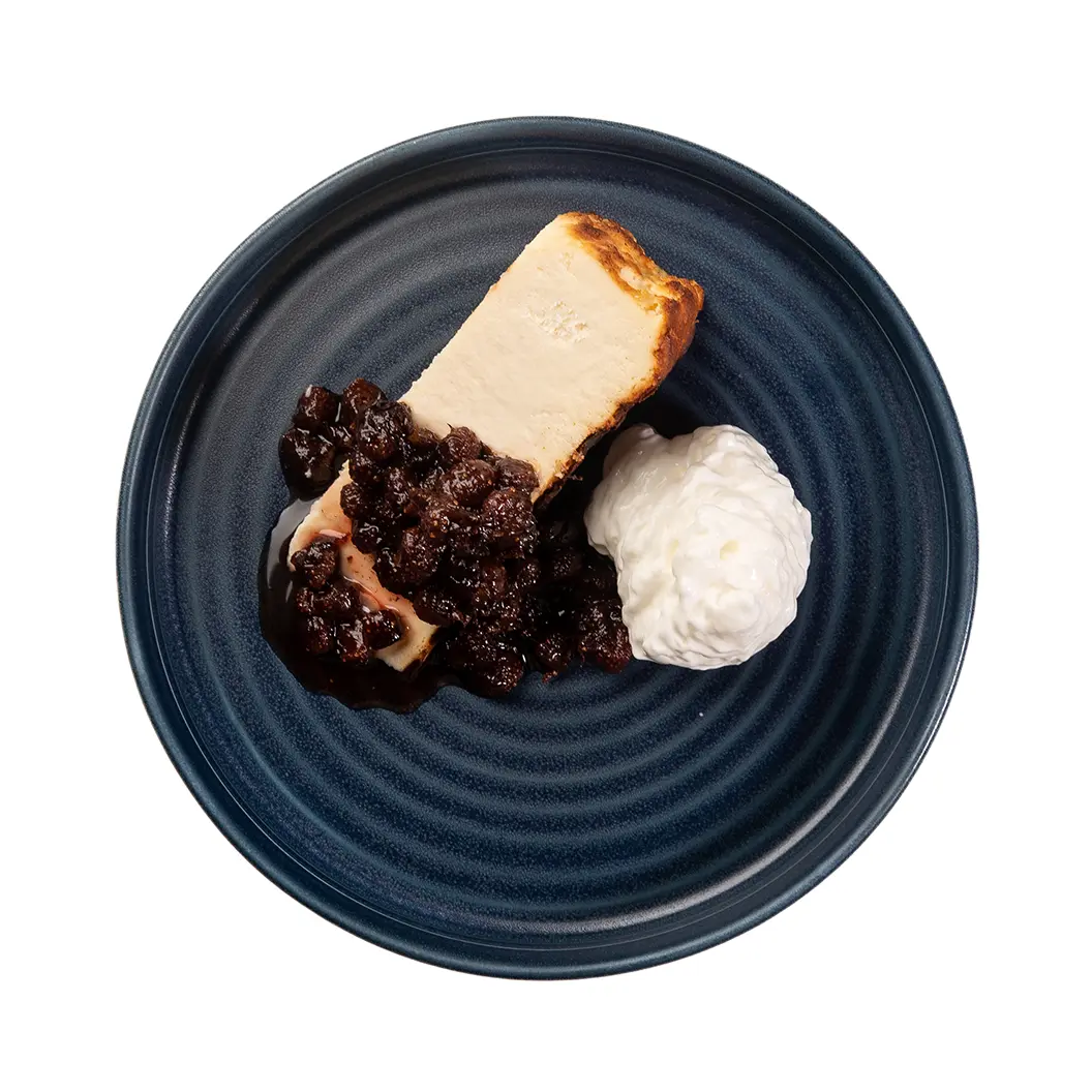 Пряный Кролик: Чизкейк с вареньем из сезонных ягод и сметанным муссом