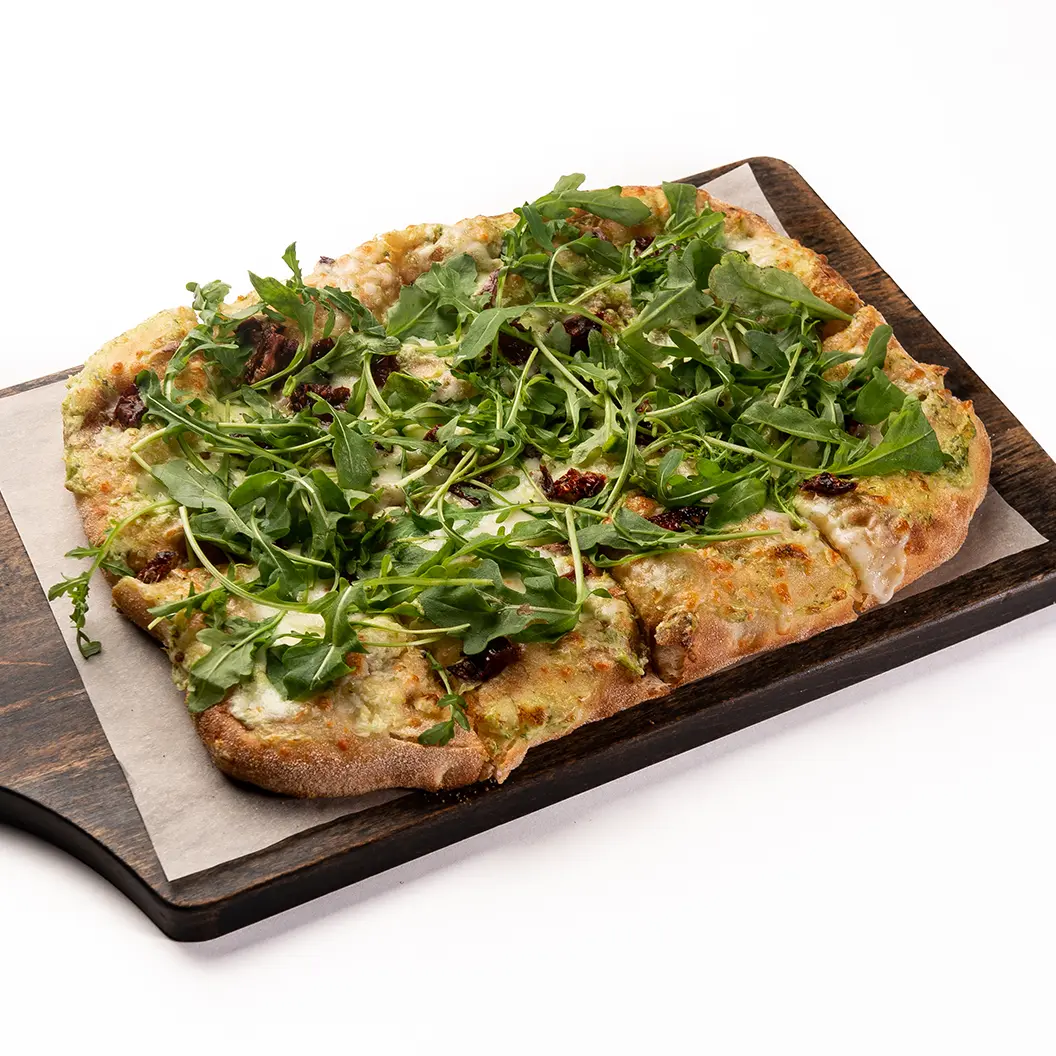 Пряный Кролик: Римская пицца со сливочным песто, вялеными томатами, рукколой и твердым сыром