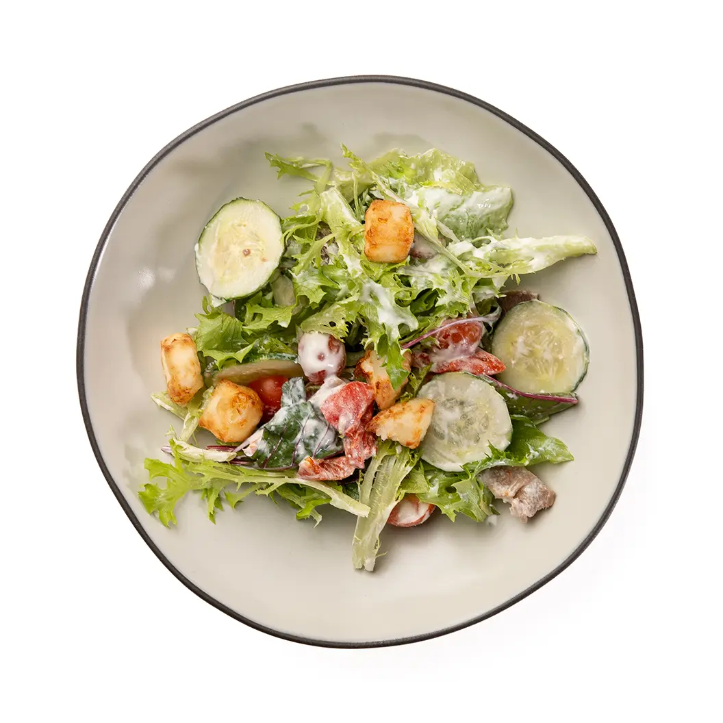 Пряный Кролик: Салат с телячьим языком, имеретинским сыром, овощами и базиликовым соусом