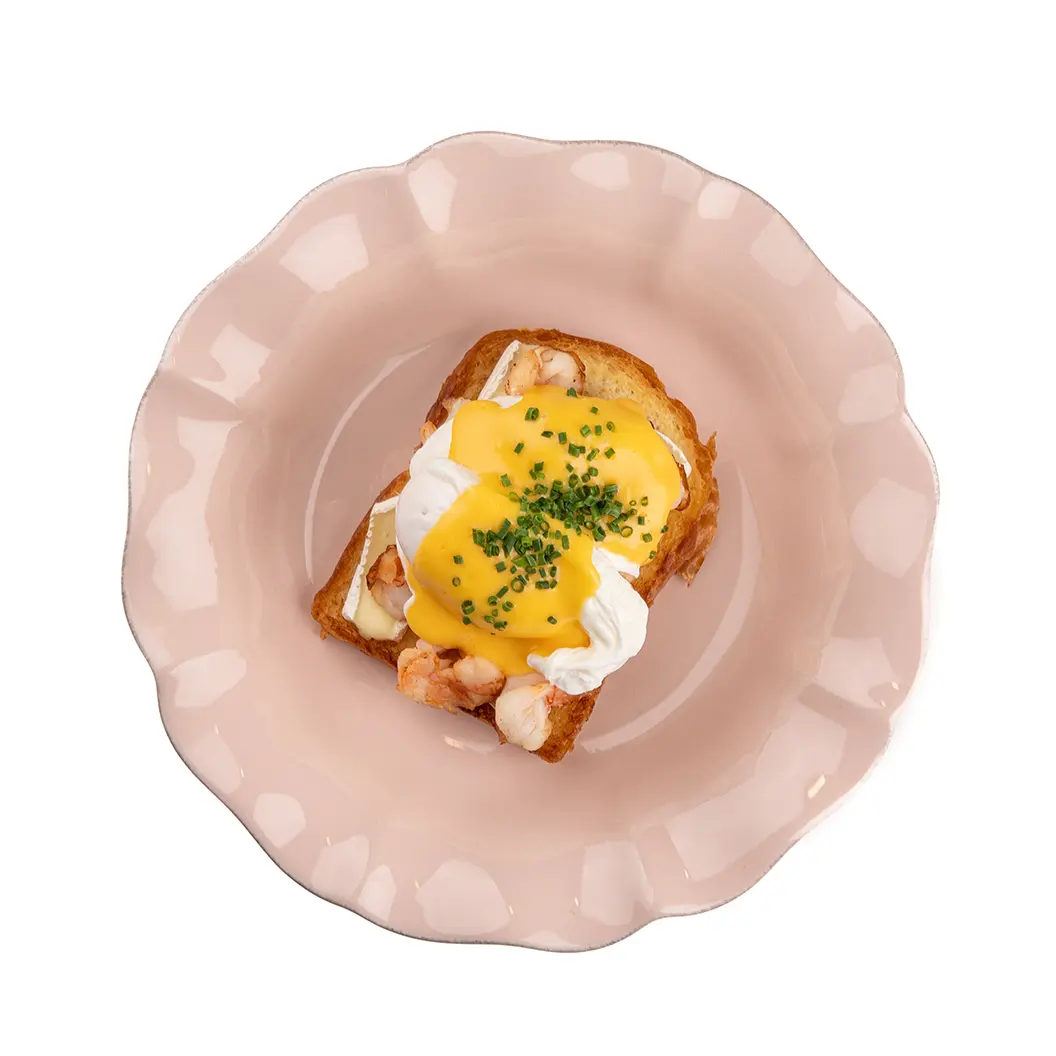 Пряный Кролик: Бриошь с креветками, камамбером и двумя яйцами пашот