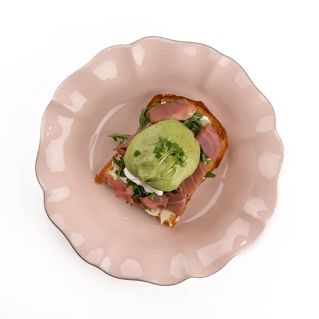 Пряный Кролик: Бриошь с подкопчённым тунцом, яйцами пашот и муссом голландез с авокадо