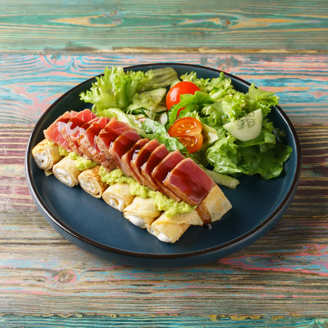 Луна и Черепаха: Блины с тунцом и мятым авокадо