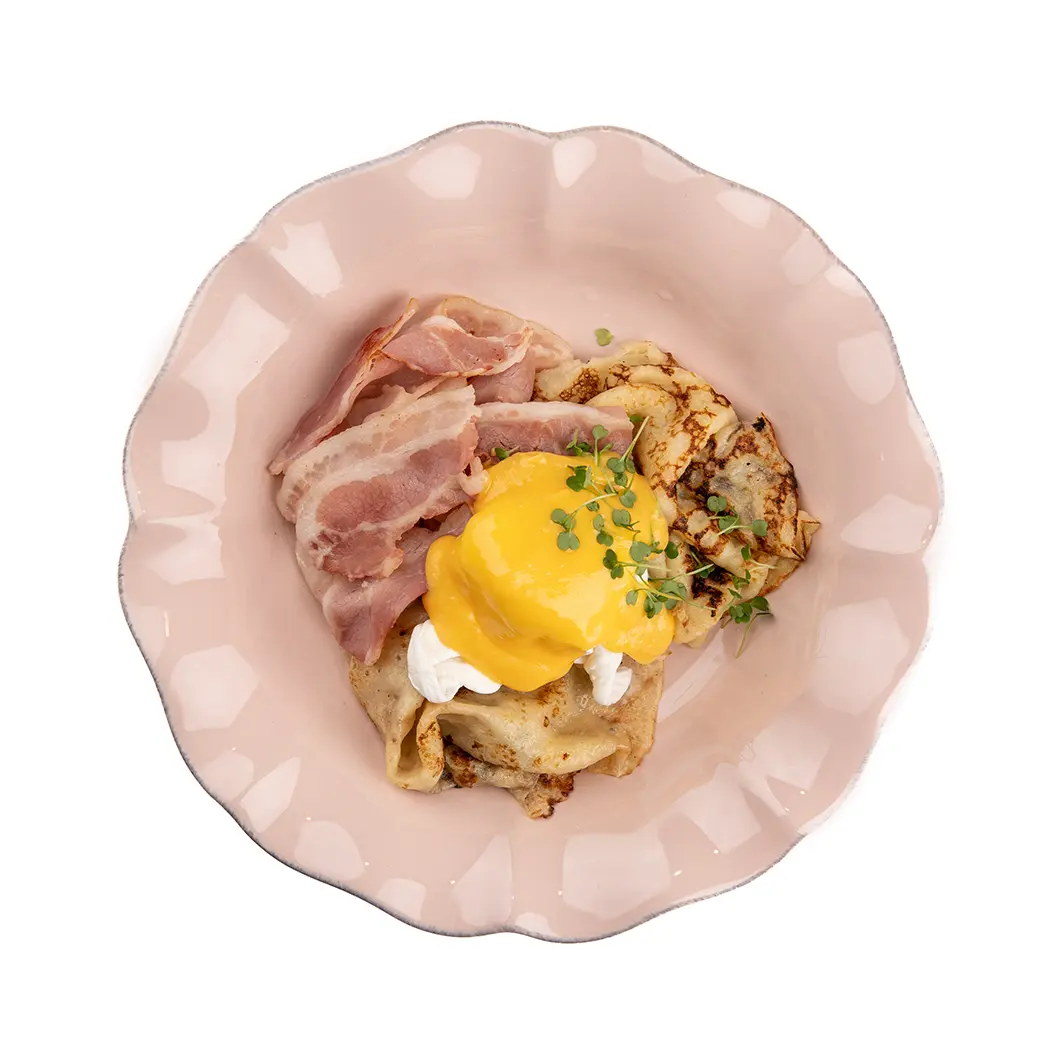 Пряный Кролик: Блины с беконом, яйцом пашот и голландским соусом