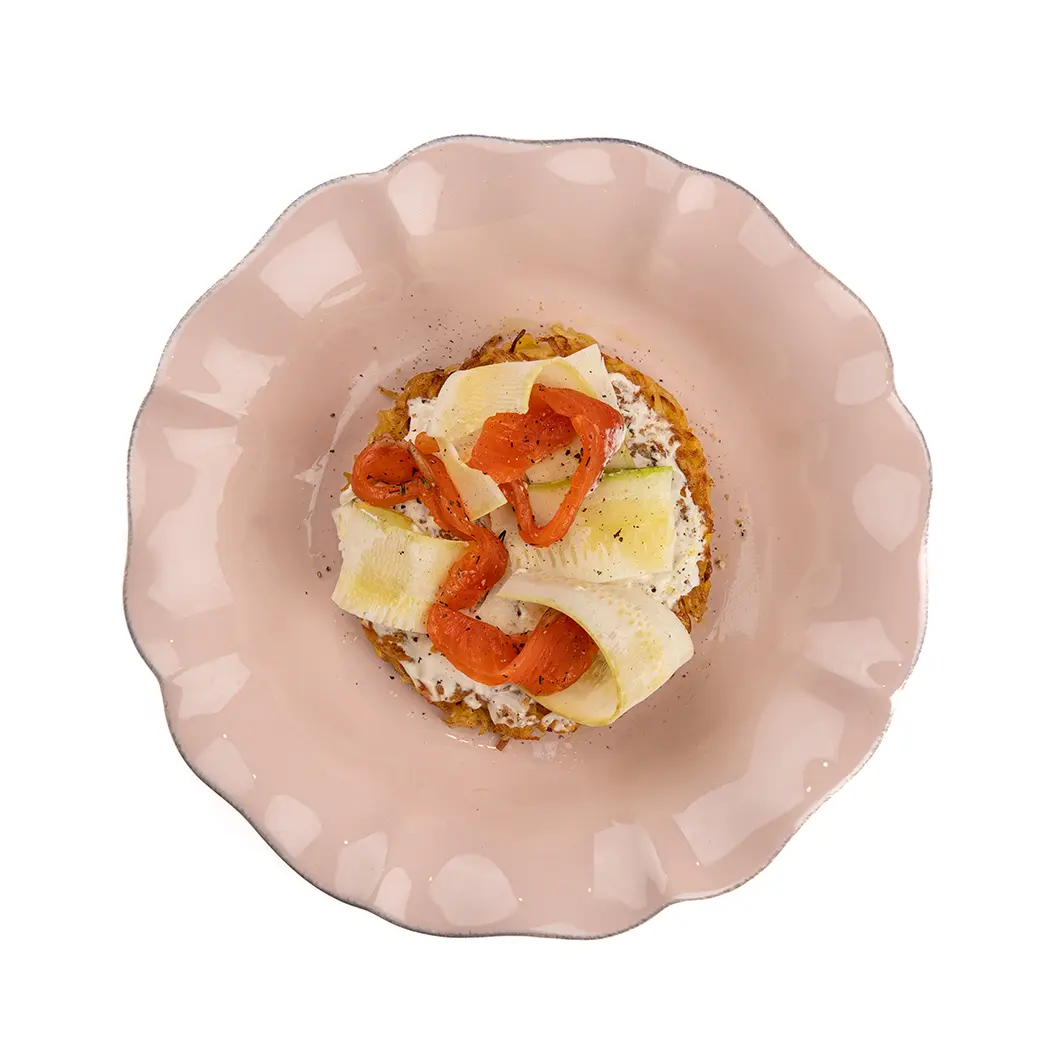 Пряный Кролик: Драник с семгой слабой соли, слайсами цукини и муссом из сметаны и прованских трав