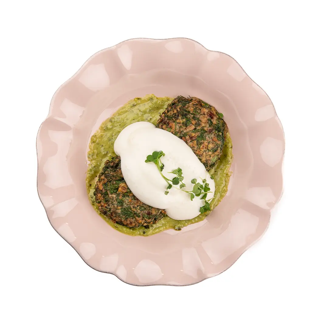 Пряный Кролик: Иранские оладьи с зеленью, барбарисом и орехом пекан