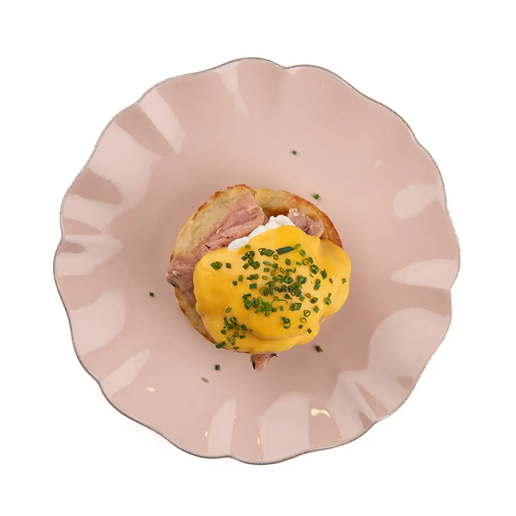 Пряный Кролик: Табани с подкопчённым тунцом, яйцом пашот и голландским соусом