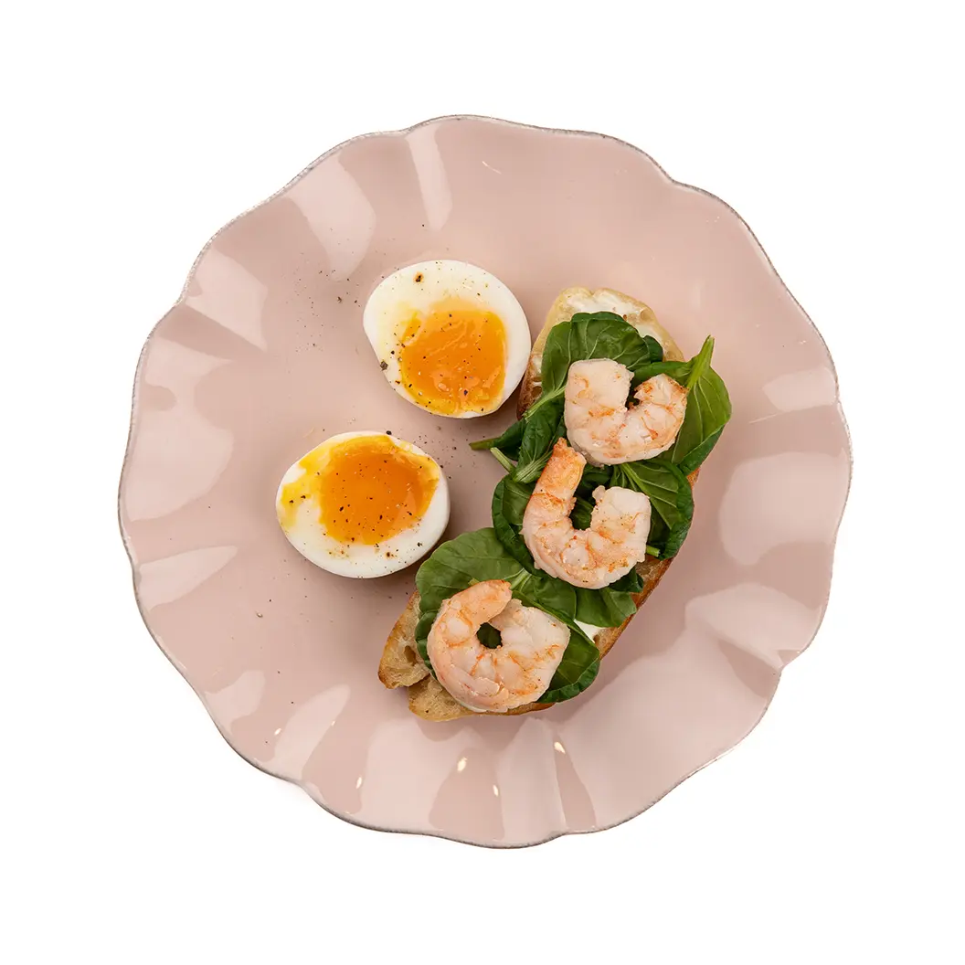 Пряный Кролик: Тост с креветкой, шпинатом и муссом из сметаны  и прованских трав