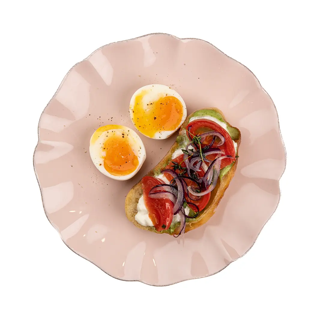 Пряный Кролик: Тост со страчателлой, обжаренными томатами и соусом голландез с авокадо