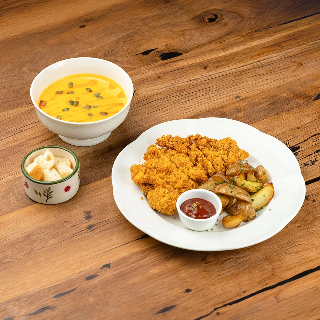 Сыр Бор: Тыквенный крем суп с гренками + хрустящая курица с картофелем и томатным соусом + хлеб