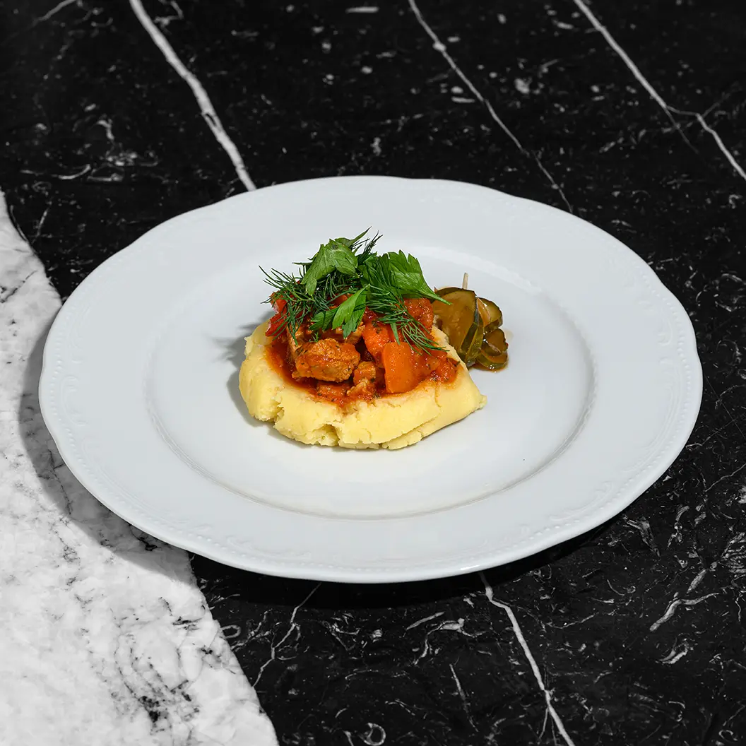 Пижоны: Гуляш из свинины с картофельным пюре