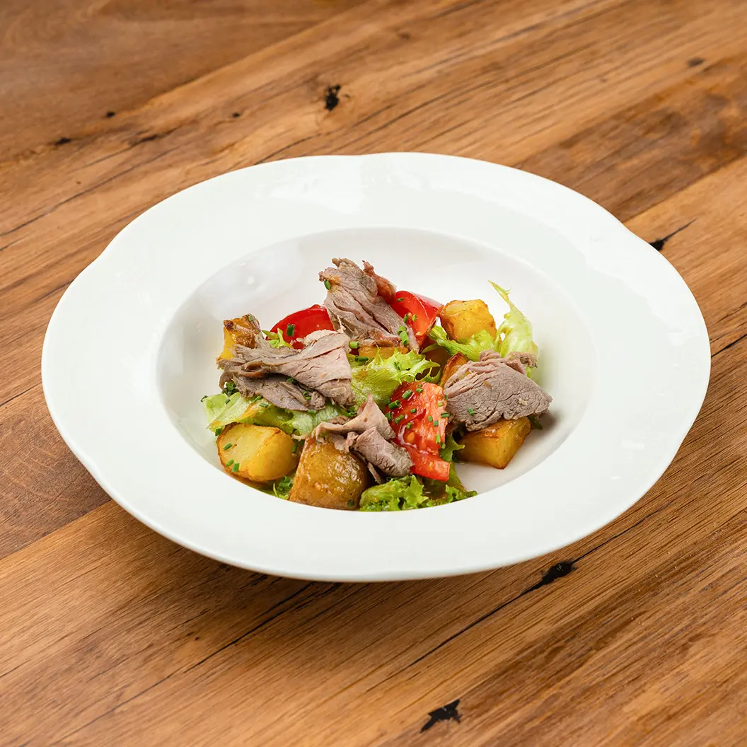 Сыр Бор: Салат с говядиной, картофелем и манговой заправкой