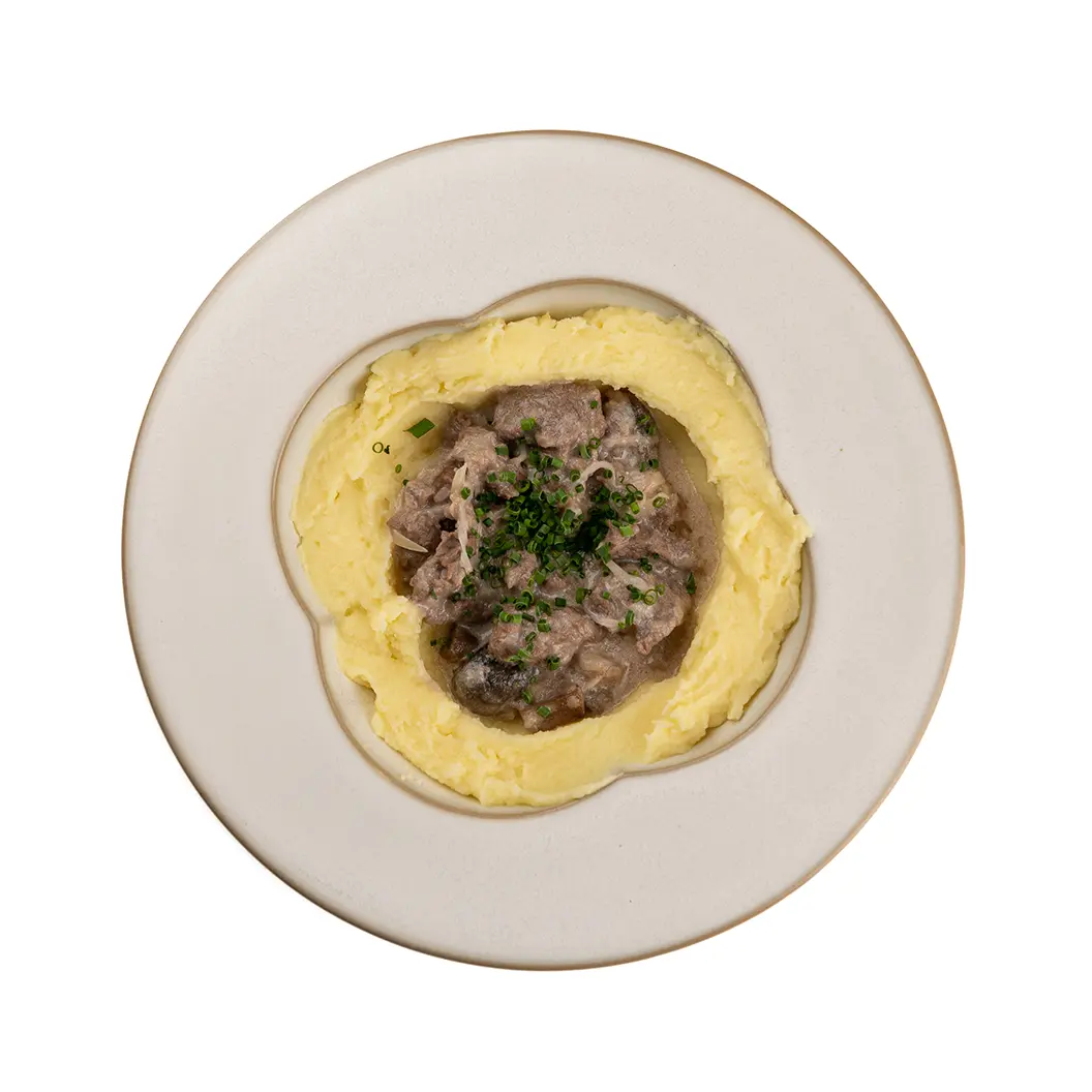 Пряный Кролик: Говядина по-строгановски с картофельным пюре