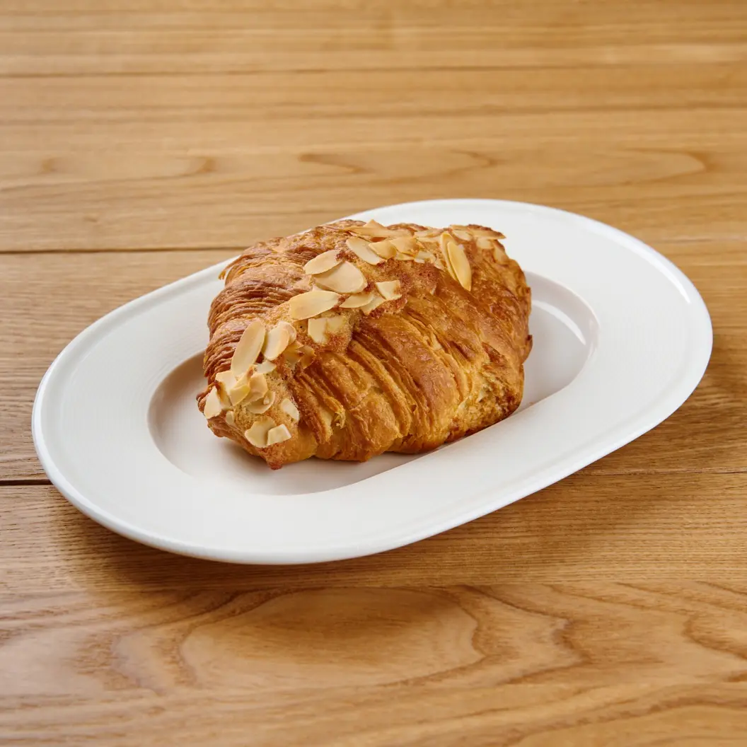Кофе Семь: Круассан с фундучным кремом и миндалем