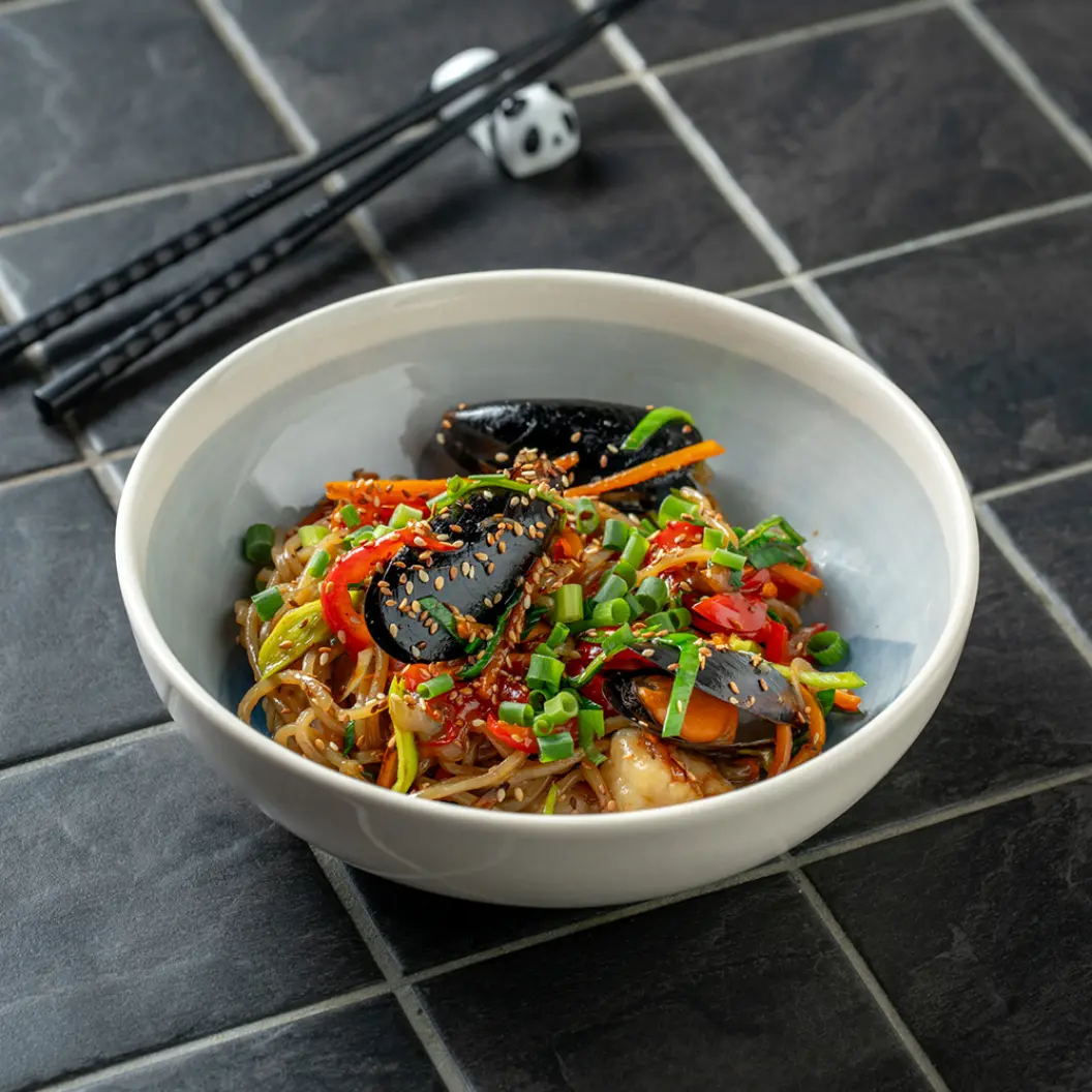 MINBO: Лапша с морепродуктами и соусом унаги