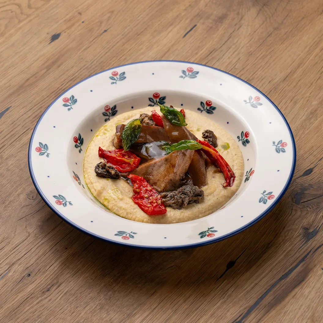 Сыр Бор: Говяжий язык с хумусом, сморчками и вялеными томатами