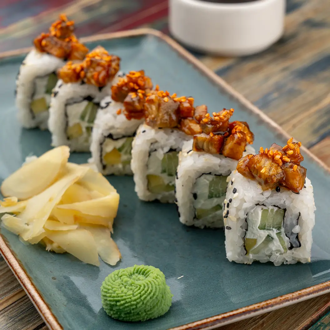 Луна и Черепаха: Ролл с тунцом, угрем и креветкой