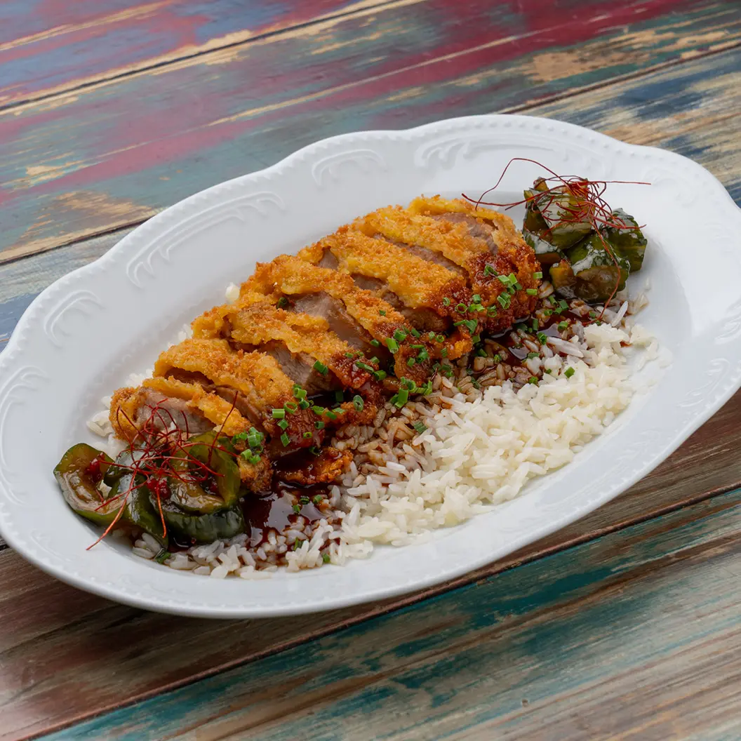 Луна и Черепаха: Свинина тонкацу с пряным рисом