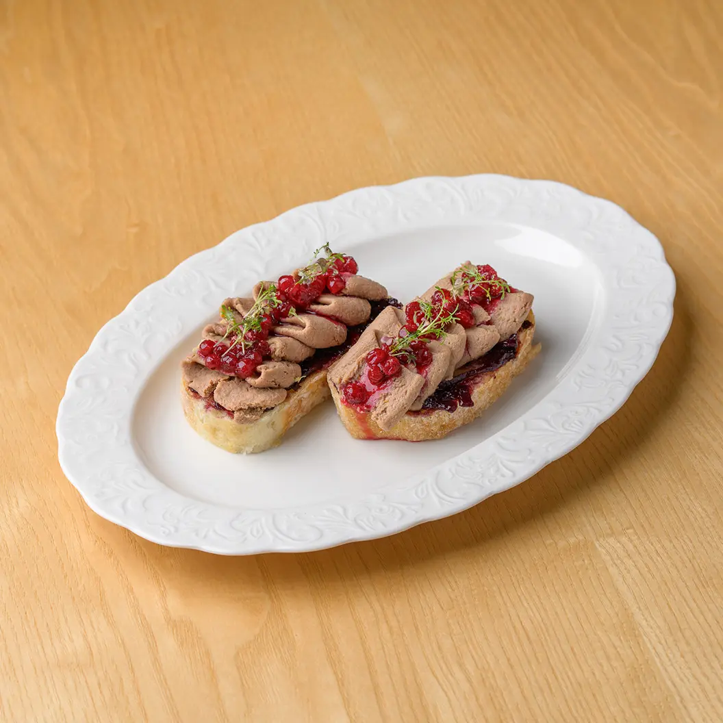 Кофе Семь: Брускетты с паштетом из печени индейки, луковым конфитюром и брусничным соусом