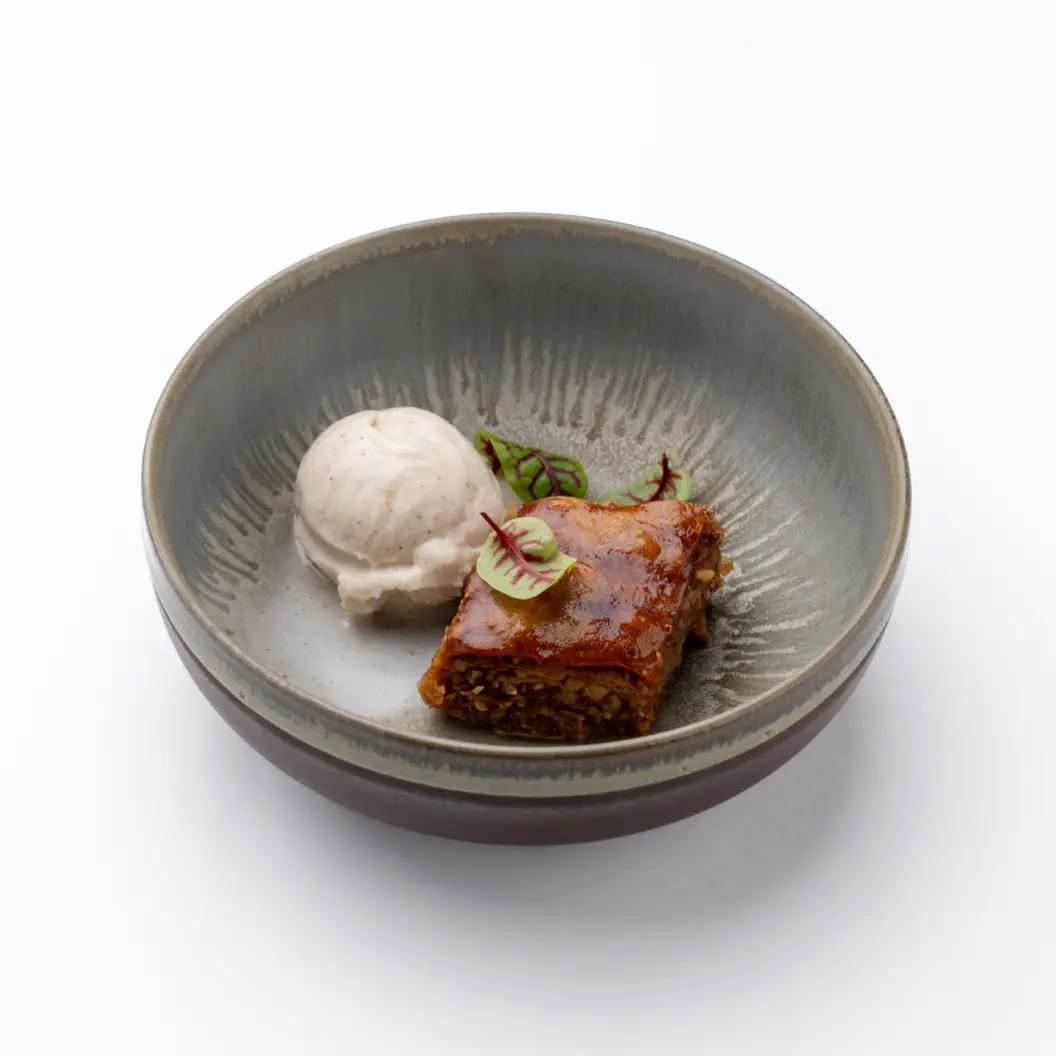 Нино играет в домино: Пахлава