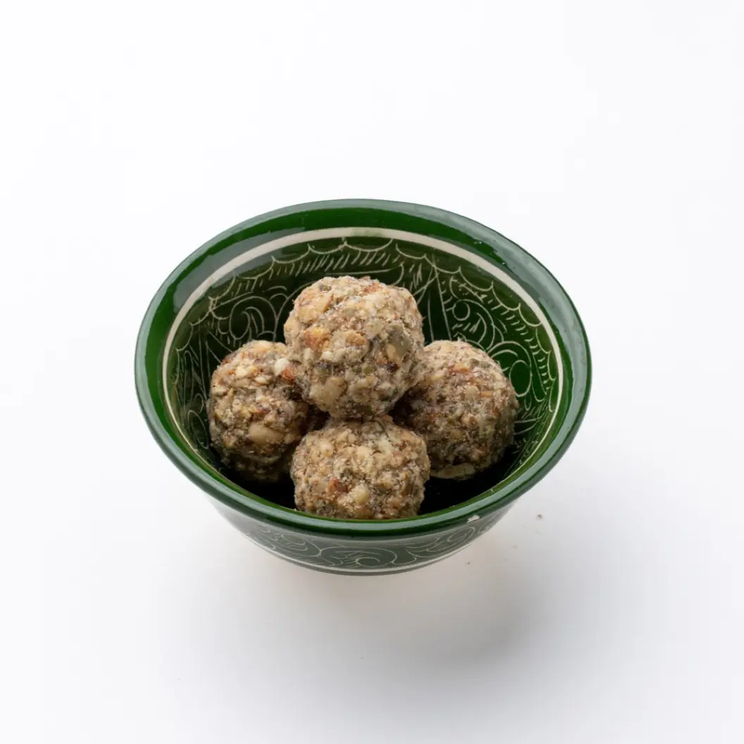 Нино играет в домино: Гозинаки