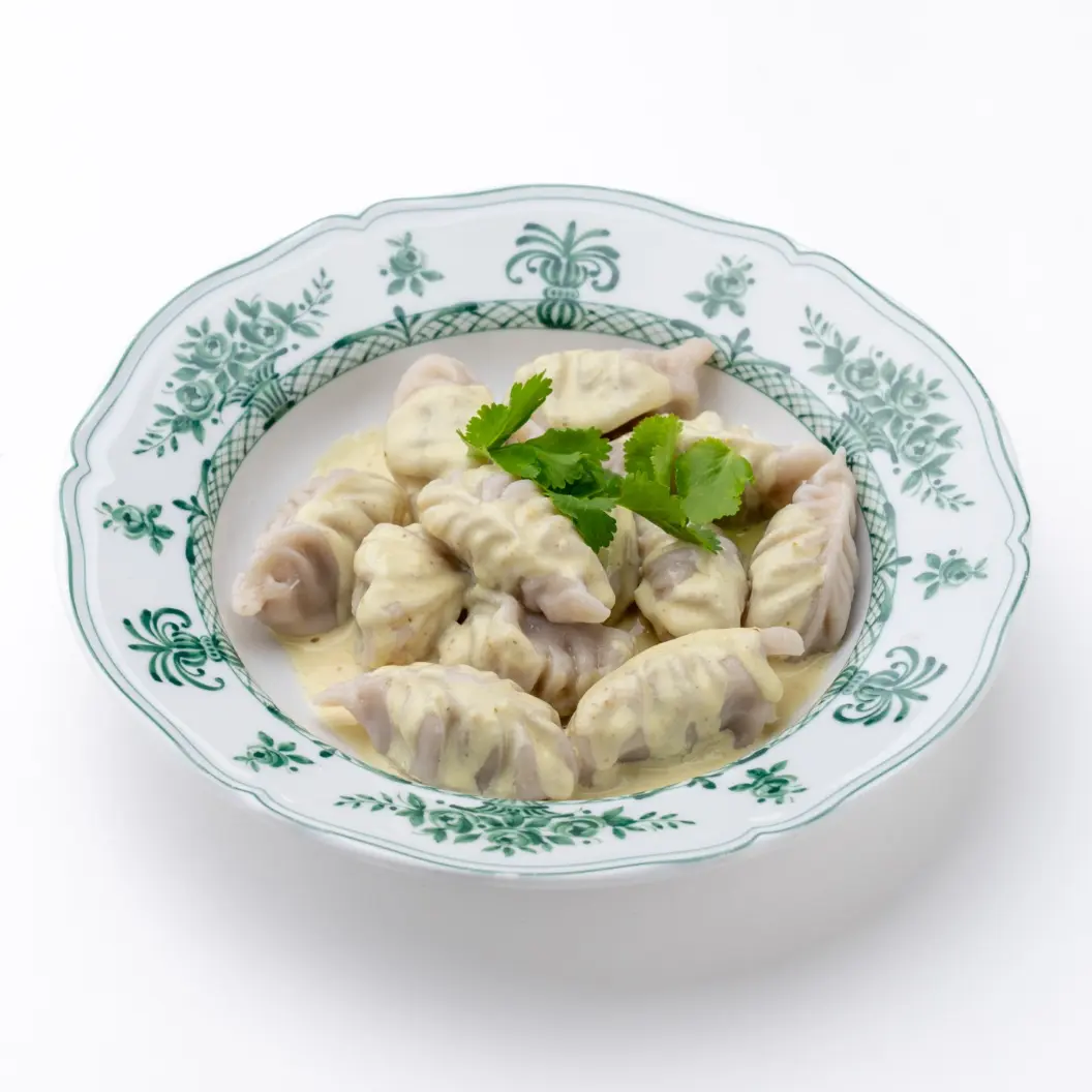 Нино играет в домино: Гомкали с говядиной и свининой в сливочно-чесночном соусе