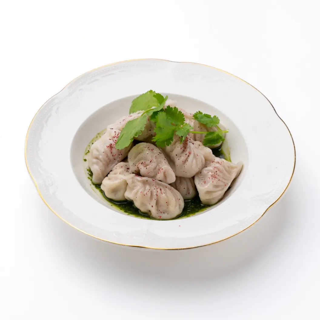 Нино играет в домино: Гомкали с курицей в соусе киндзмари