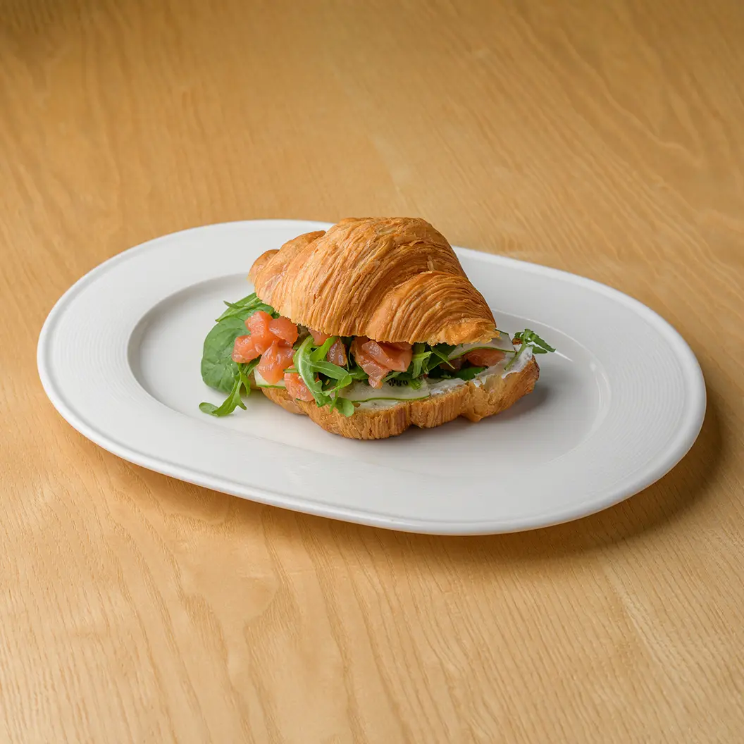 Кофе Семь: Круассан с тартаром из семги