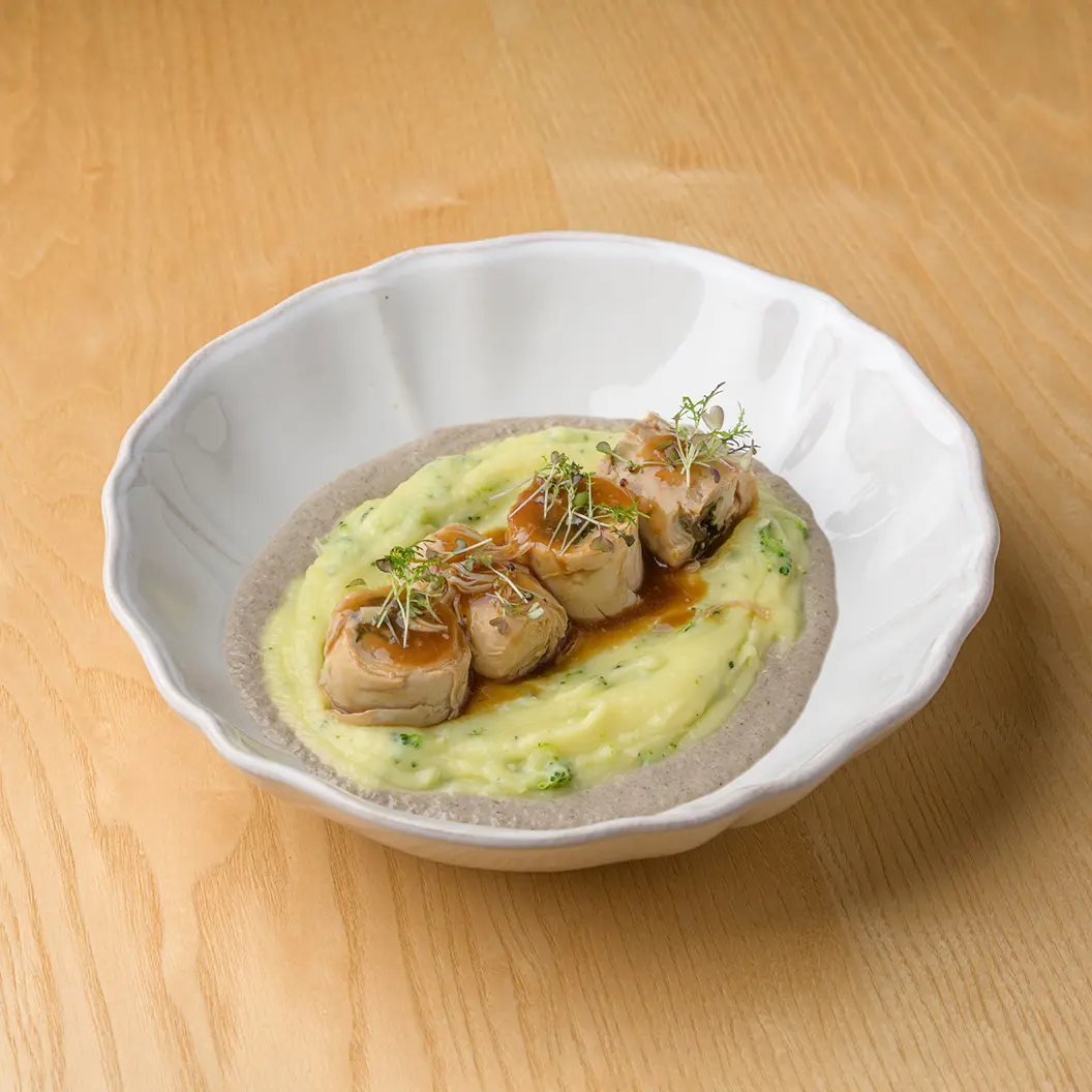 Кофе Семь: Куриный рулет с шампиньонами и картофельное пюре с брокколи