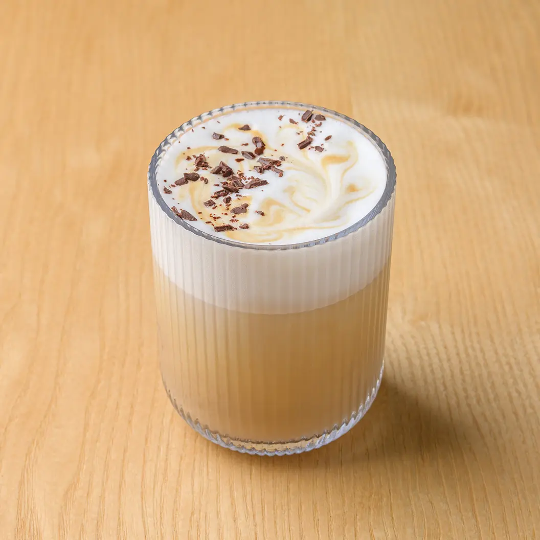 Кофе Семь: Латте с миндалем и безалкогольным темным ромом