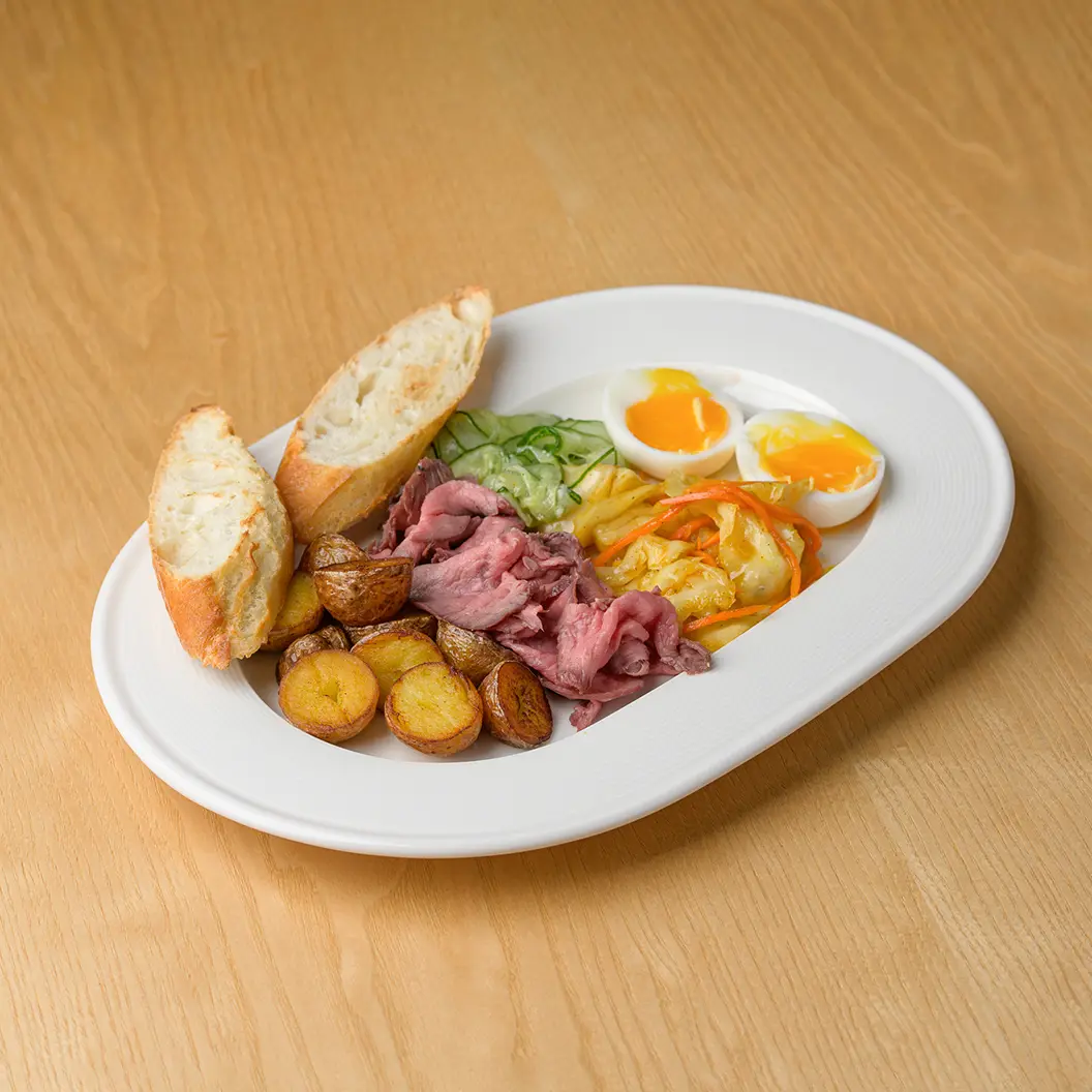 Кофе Семь: Мясной завтрак с ростбифом, яйцом пятиминуткой, картофелем беби и капустой по-корейски