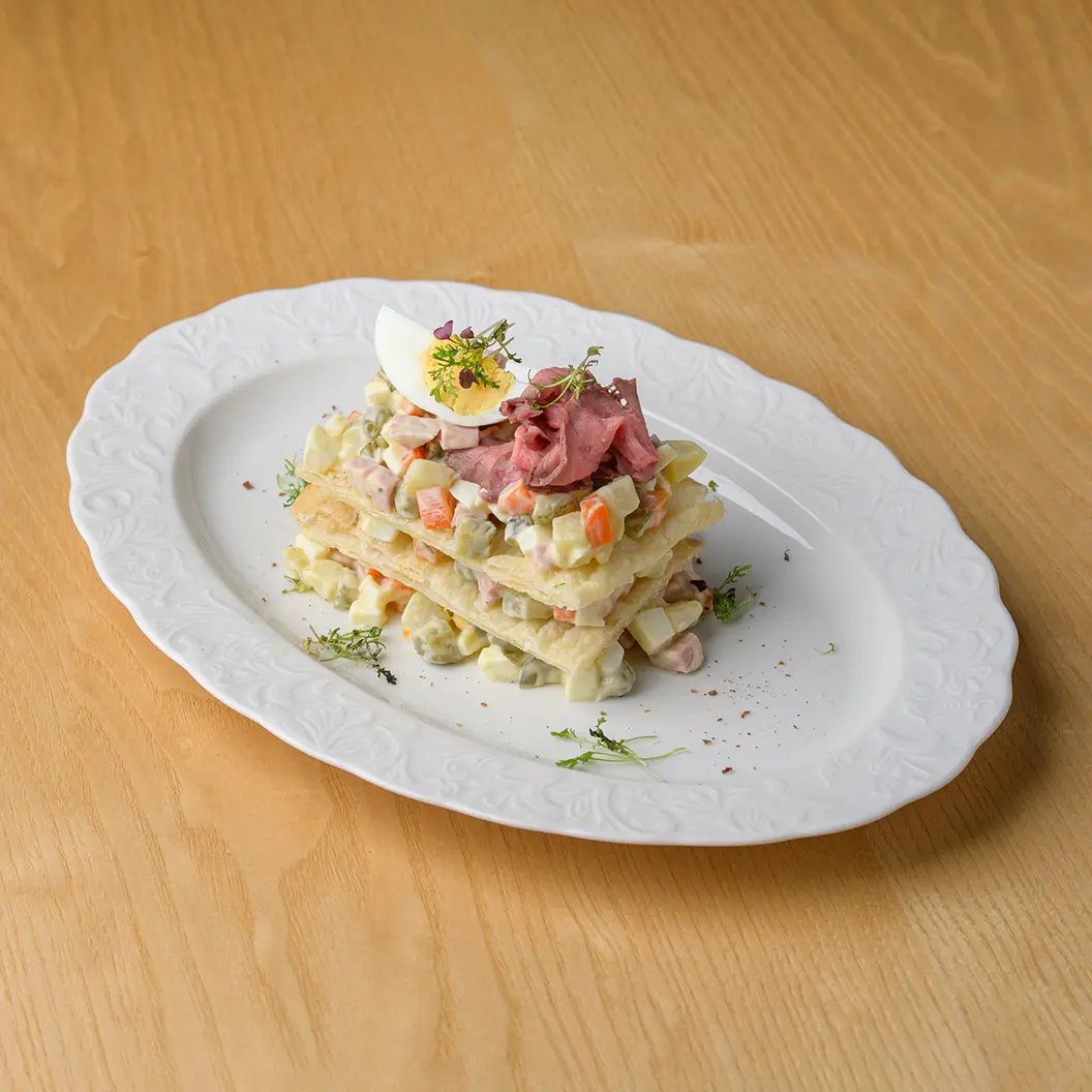 Кофе Семь: Оливье с колбасой и ростбифом с лимонным майо