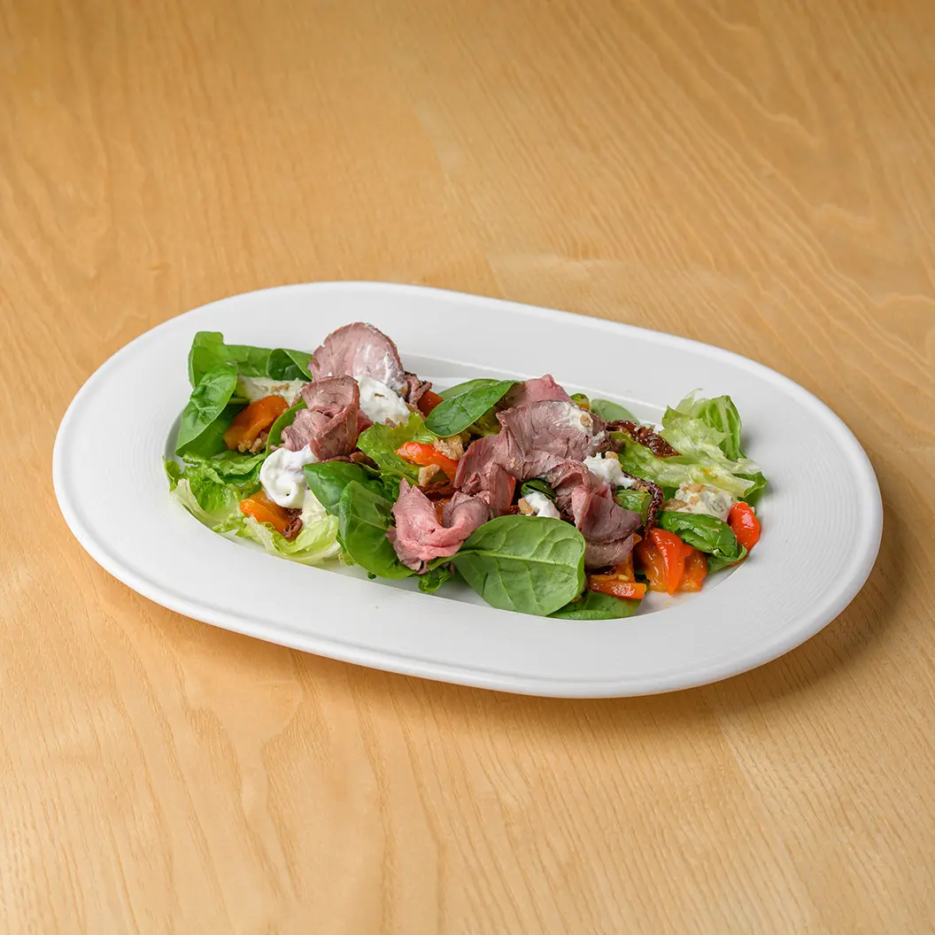 Кофе Семь: Салат с ростбифом, вялеными томатами и страчателлой