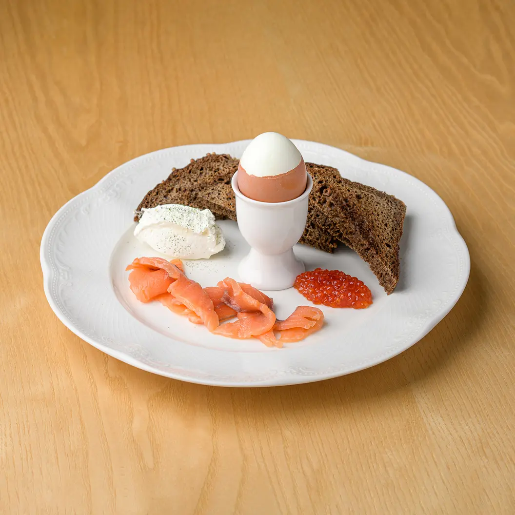 Кофе Семь: Завтрак с икрой, слабосоленой семгой, яйцом всмятку и тостами на выбор