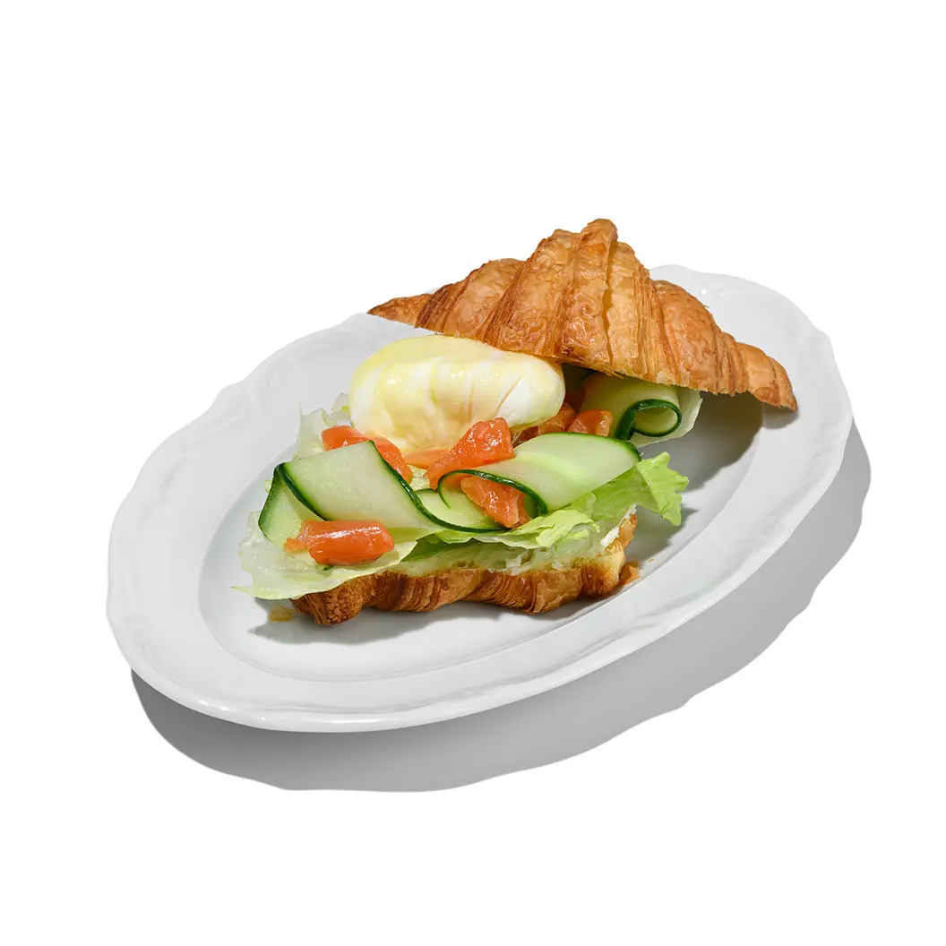 Frensis: Круассан с форелью, творожным сыром и огурцом