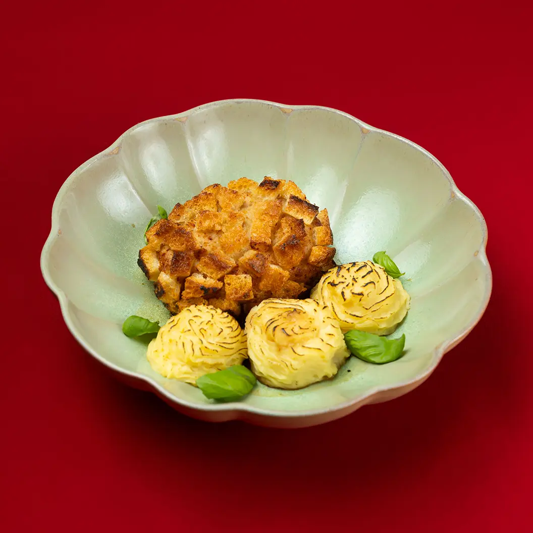 Сыр Бор: Пожарская котлета с картофельными профитролями и соусом жу