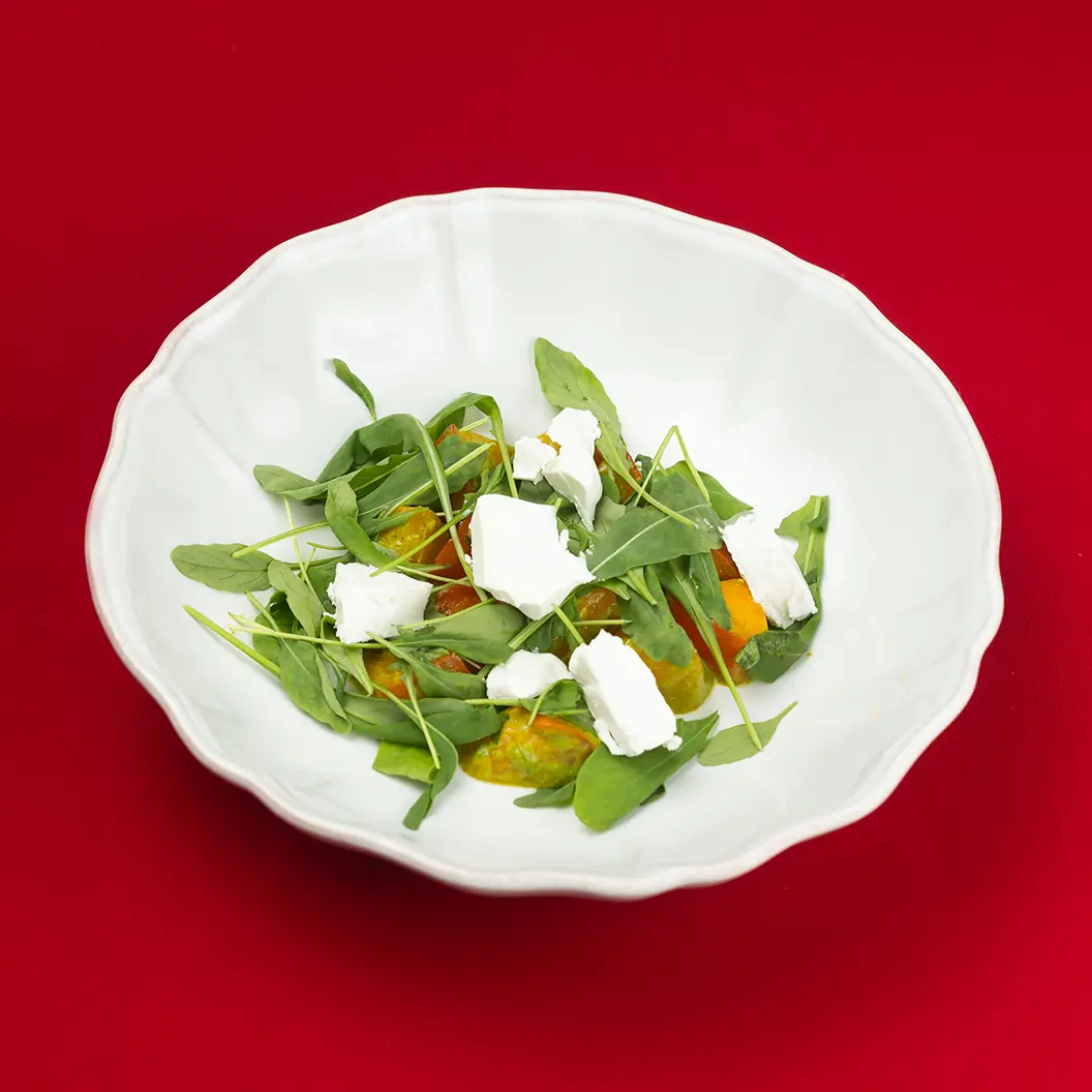 Сыр Бор: Салат с хурмой, брынзой и рукколой