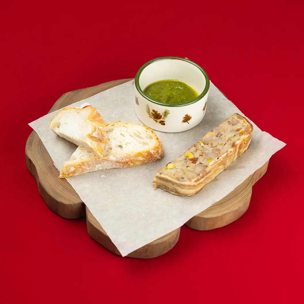 Сыр Бор: Террин из птицы с фисташковым соусом и чиабаттой