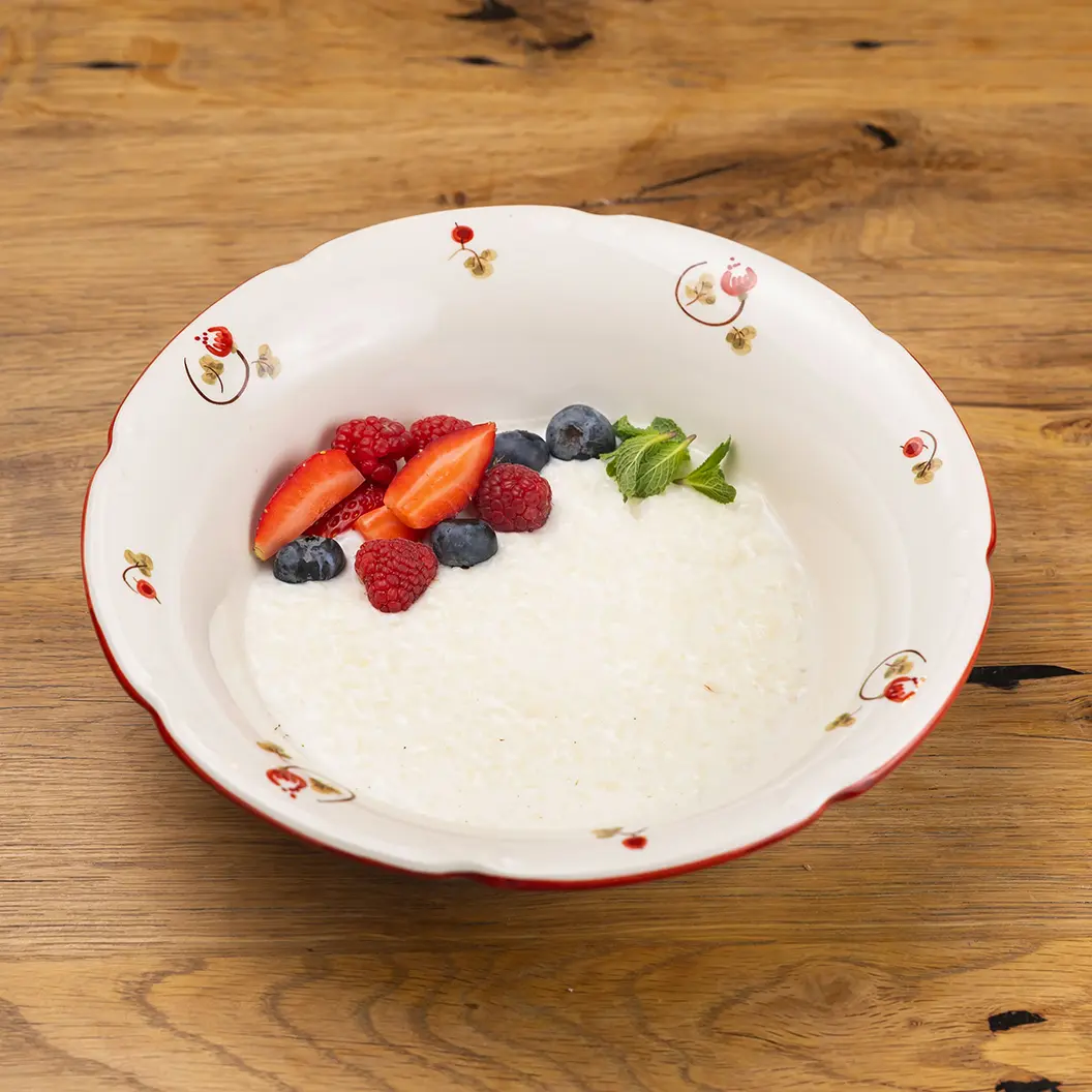 Сыр Бор: Рисовая каша с сезонными ягодами