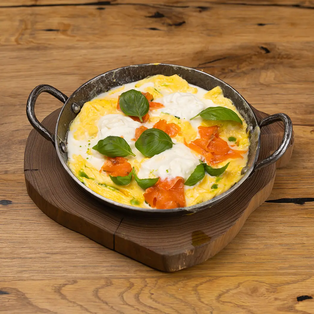 Сыр Бор: Омлет с семгой цитрусового посола и страчателлой