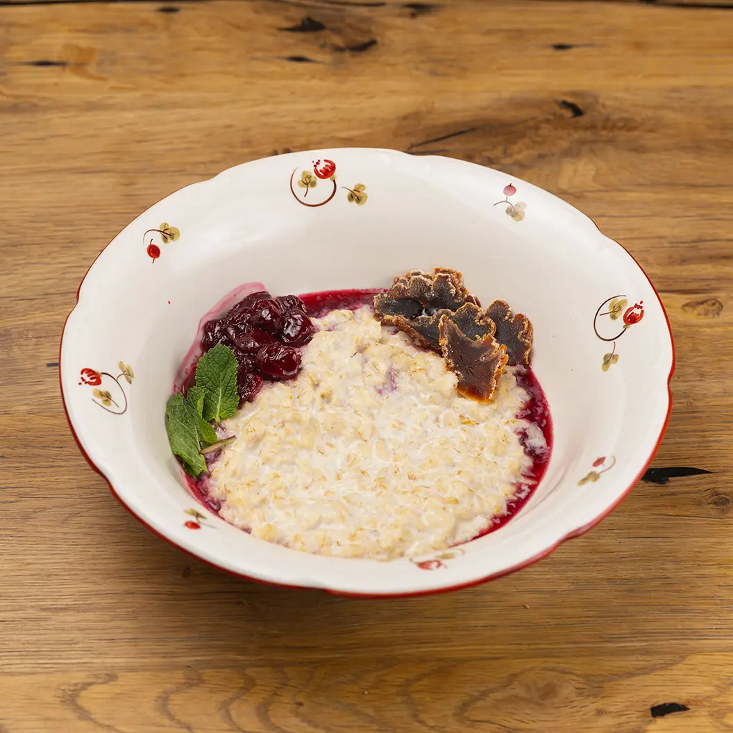 Сыр Бор: Овсяная каша с вяленой хурмой и вареньем из вишни